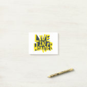 Typography sticker live in wonder Quote ポストイット (デスク上)