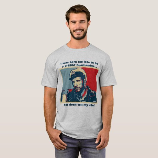 U生まれボートの司令官になるには遅すぎる Tシャツ (正面フル)