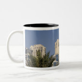 UAE、ドバイ。タワーズオブジュメイラビーチレジデンス ツートーンマグカップ (左)