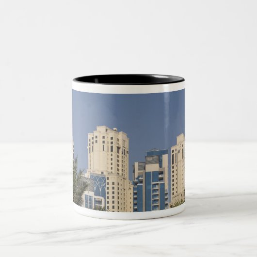 UAE、ドバイ。タワーズオブジュメイラビーチレジデンス ツートーンマグカップ (中央)