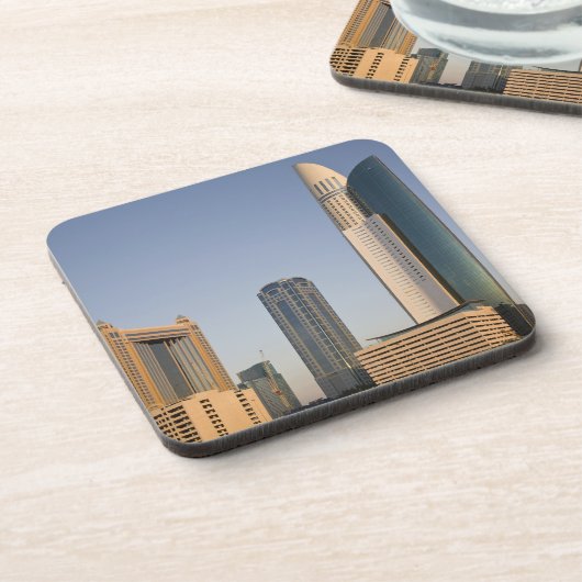 UAE、ドバイ。パークプレイスタワーとその他 コースター (左側)