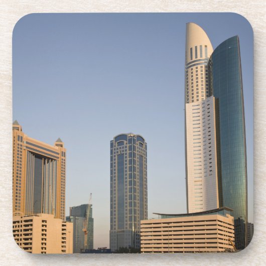 UAE、ドバイ。パークプレイスタワーとその他 コースター (正面)