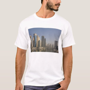 UAE、ドバイ。マリーナタワーズボート付きいかり。 Tシャツ