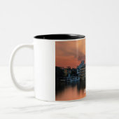 Udaipur sunset over Lake Pichola ツートーンマグカップ (左)