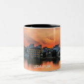 Udaipur sunset over Lake Pichola ツートーンマグカップ (中央)