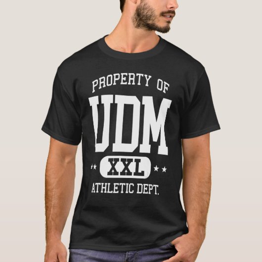 UDM レトロ アスレチック プロパティ 部局 Tシャツ (正面)