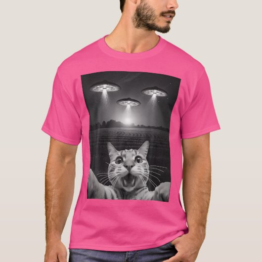 Ufoおもしろいの前の猫の自撮り Tシャツ (正面)