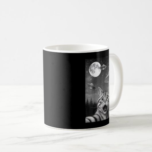 Ufoおもしろいの男Wと一緒に森で自撮る猫 コーヒーマグカップ (正面右)