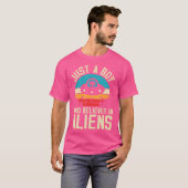 UfoおもしろいエイリアンサンセットレトロヴィンテージギフトUfo Tシャツ (正面フル)