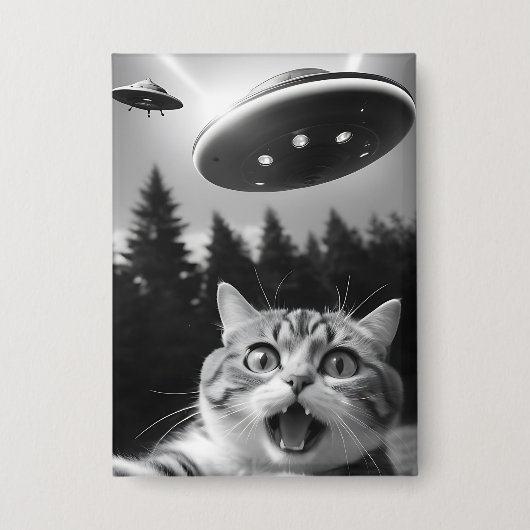 UFOおもしろいエイリアンドローンの猫セルフィー 缶バッジ (正面)