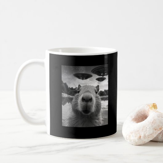 UFOとおもしろいグラフィックCapybara Selfie風変わり コーヒーマグカップ (ドーナツ)