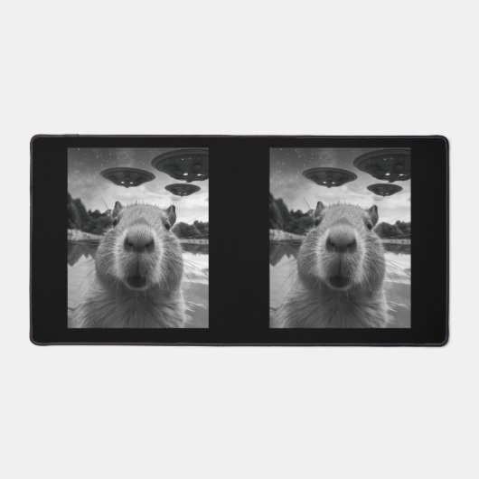 UFOとおもしろいグラフィックCapybara Selfie風変わり デスクマット (正面)