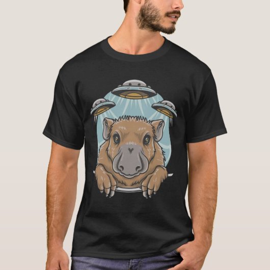 UFOとおもしろいグラフィックTee Capybara Selfie 風変わり Tシャツ (正面)