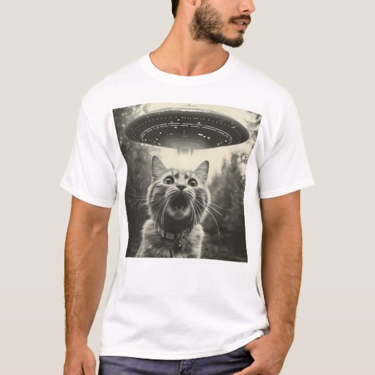 UFOとおもしろい猫の自撮 Tシャツ (正面)