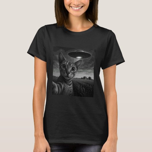 UFOとセルフィーを撮るペテルバルド Tシャツ (正面)