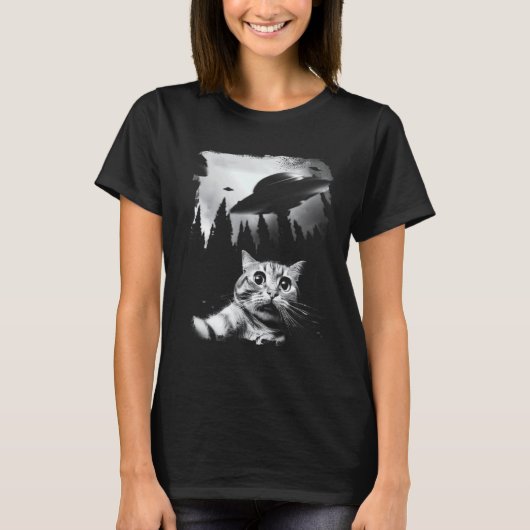 UFOとセルフィーを撮る面白い猫 Tシャツ (正面)