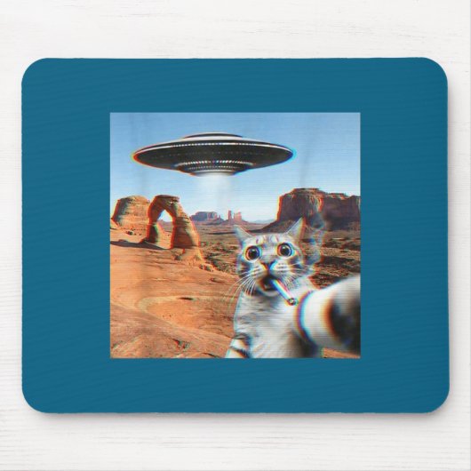 UFOとタバコを持つ面白い猫の自撮り マウスパッド (正面)
