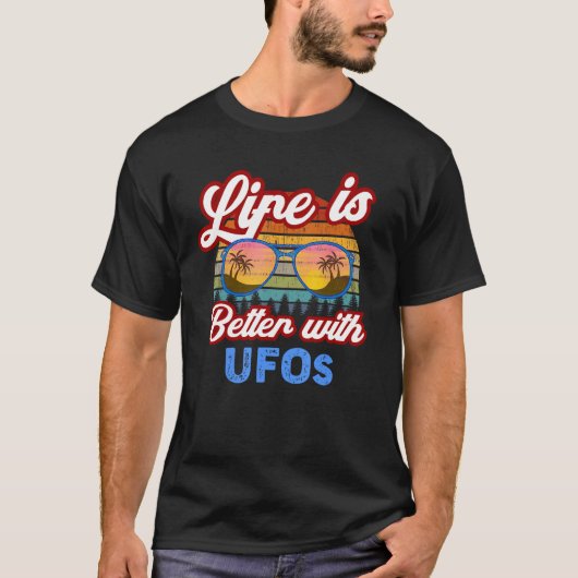 UFOと一緒にいるエイリアン 夏の名言 Tシャツ (正面)