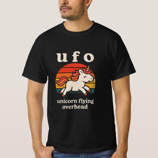 UFOに乗ったユニコーンが飛ぶ Tシャツ (正面)
