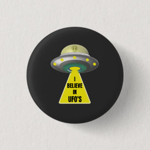 UFOの信じエイリアン宇宙船に乗った 缶バッジ