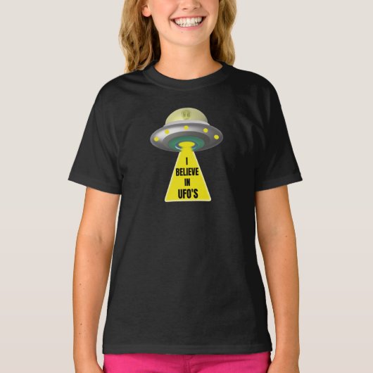 UFOの信じエイリアン宇宙船Tシャツに乗った Tシャツ (正面)