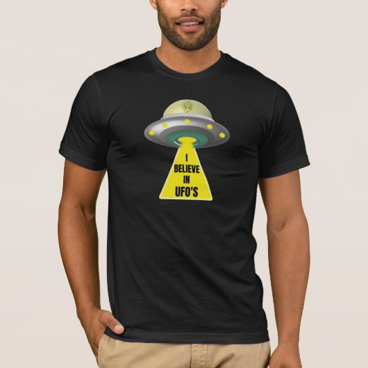 UFOの信じエイリアン宇宙船Tシャツに乗った Tシャツ (正面)
