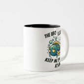 UFOは夜保に私を照らす ツートーンマグカップ (正面右)