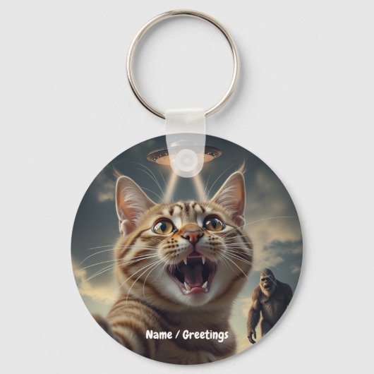 UFOやビッグフットでの自撮りおもしろい猫 キーホルダー (正面)