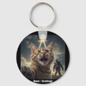 UFOやビッグフットでの自撮りおもしろい猫 キーホルダー (裏面)