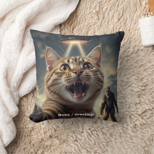 UFOやビッグフットでの自撮りおもしろい猫 クッション (ブランケット)