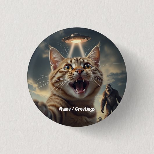 UFOやビッグフットでの自撮りおもしろい猫 缶バッジ (正面)