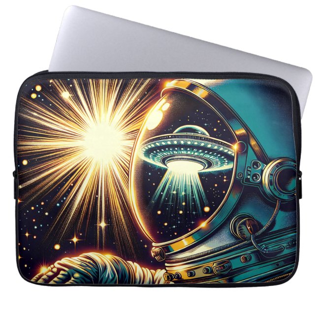 UFOを反射した宇宙飛行士 ラップトップスリーブ (正面)