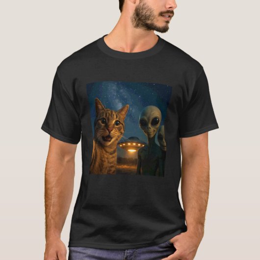 UFOエイリアンミームの面白い猫のセルフィー Tシャツ (正面)