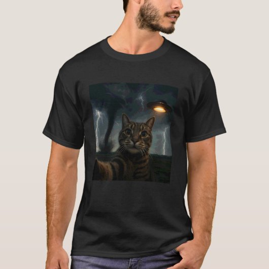 UFOエイリアンミーム竜巻嵐と猫の自撮り Tシャツ (正面)