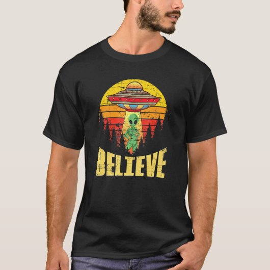 Ufoエイリアン信者の不明な飛んでいるオブジェクトの戻り Tシャツ (正面)
