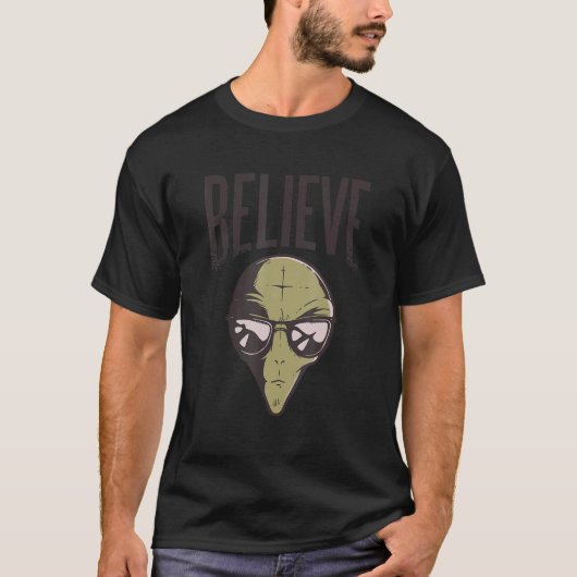 Ufoエイリアン飛んでいるソーサーエイリアン宇宙船ファン Tシャツ (正面)