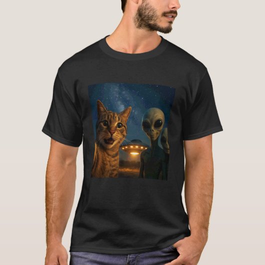 UFOエイリアン・ミームと写メする面白いネコ Tシャツ (正面)