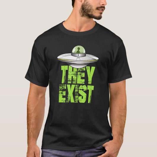 Ufoソーサ飛んでいるーエイリアンが外部空間に存在 Tシャツ (正面)
