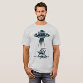 UFOビーチチェア - 変わった楽しいエイリアンの遭遇 Tシャツ (正面フル)