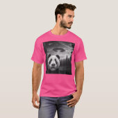 Ufo侵略おもしろいエイリアンのパンダセルフィー Tシャツ (正面フル)