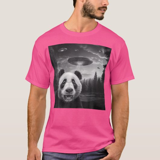 Ufo侵略おもしろいエイリアンのパンダセルフィー Tシャツ (正面)