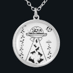 UFO宇宙船の牛 シルバープレートネックレス<br><div class="desc">UFOをおもしろい操縦する牛のイラストレーション。この宇宙船は地球上の農場から牛を救っている。陰謀論おもしろいデザイン。イラストレーションは白黒である。</div>