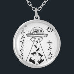 UFO宇宙船の牛 シルバープレートネックレス<br><div class="desc">UFOをおもしろい操縦する牛のイラストレーション。この宇宙船は地球上の農場から牛を救っている。陰謀論おもしろいデザイン。イラストレーションは白黒である。</div>