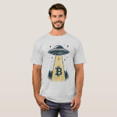 UFO Bitcoin - おもしろくて楽しい暗号資産 Tシャツ (正面フル)
