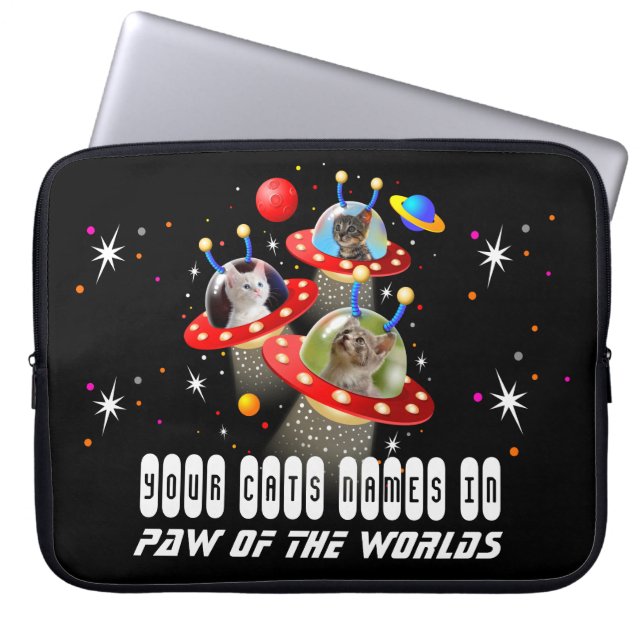 UFO Sci Fiエイリアンの宇宙船に乗った猫 ラップトップスリーブ (正面)