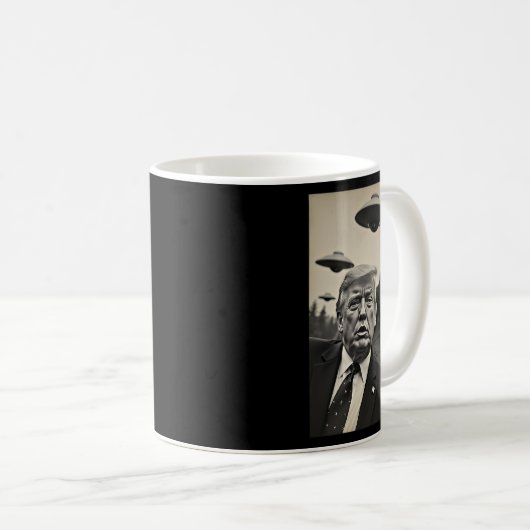 Ufosおもしろいエイリアンでトランプビッグフット自撮風変わり影 コーヒーマグカップ (正面右)