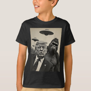 Ufosおもしろいエイリアンでトランプビッグフット自撮風変わり影 Tシャツ
