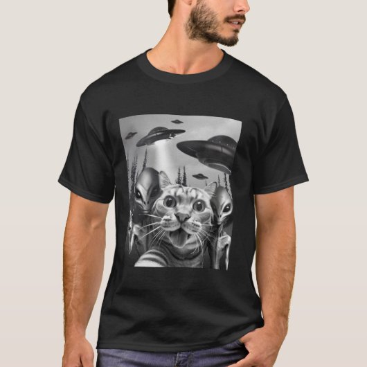 UFOsおもしろい平和サイン付き猫セルフィーエイリアン猫UF Tシャツ (正面)