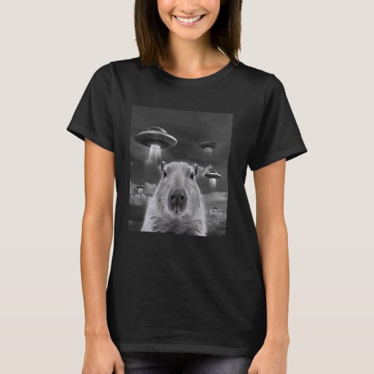UFOsおもしろい Capybaraとのキャピバラ風変わりセルフィー Tシャツ (正面)