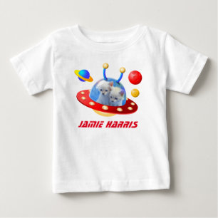 UFOsサイエンスフィクション皿に登場するツイン猫飛んでいるたち ベビーTシャツ